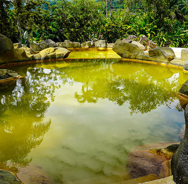 Aguas-termales-dentro-del-hotel-Arenal-Paraiso