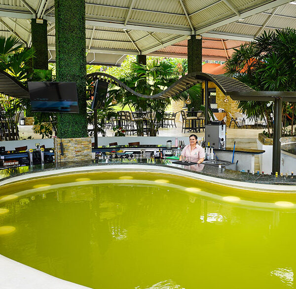 restaurante-en-el-resort-spa-arenal-paraiso-cerca-del-volcan-en-costa-rica-6